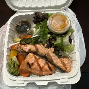 Try the grilled salmon, so delicious!