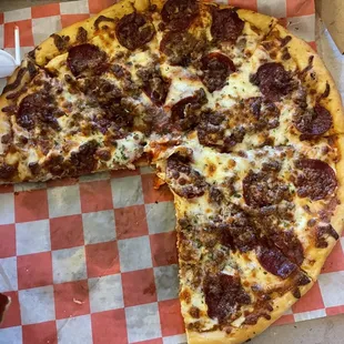 Medium thin crust pepperoni and ground beef pizza (well done).