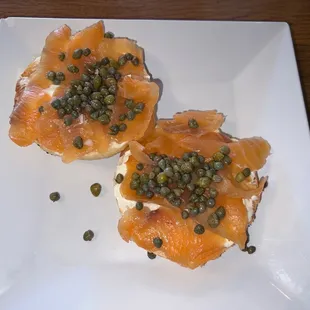 Bagel w cream cheese and salmon