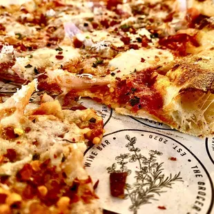 In Dazed and Confused, Ben Aflack put fear into the paddle.  Probably should have blissed-out with The Grocer's Table Salumi pizza instead.