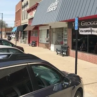 "Here's why crowds are queuing up at a tiny British-leaning pub in Indianola" tinyurl.com/2wdx9fqc