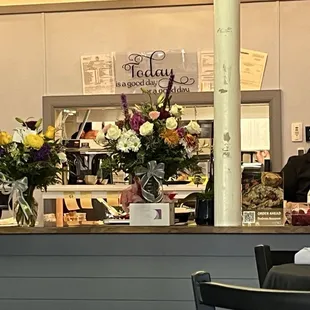 Fresh flowers, kitchen portal, the heart of the delicious menu!