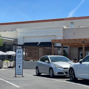Parking lot conveniently located in front of restaurant