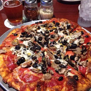 Combo pizza straight out of the shoot. Nice pie with plenty of cheese and toppings. Tasty!