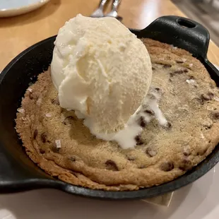 skillet cookie a la mode