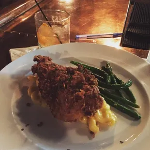 Fried chicken w/ truffle Mac n cheese &amp; green beans