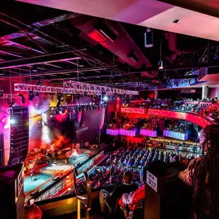 a large crowd of people