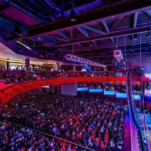 a large crowd of people