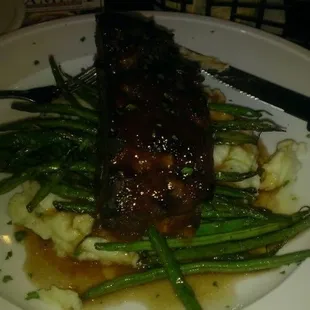 Meatloaf, mashed potatoes and green beans