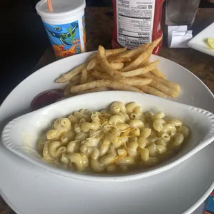 Kids Mac and cheese side of fries