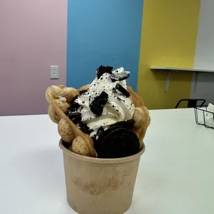 a cup of ice cream and cookies