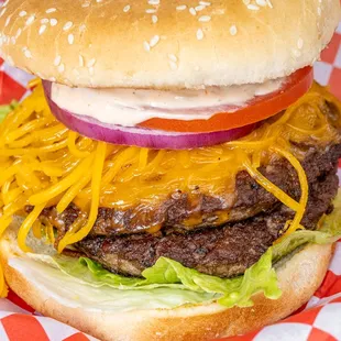  cheeseburger with lettuce and tomato