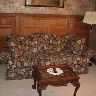 Riley Room(living room, kitchen, private bath/shower, bedroom - full)