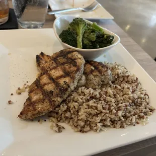 Chicken, rosemary with quinoa and broccoli