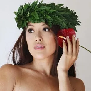 Repost of beautiful @steffmylife wearing our fern haku and gorgeous nails by @mikiaonailbar