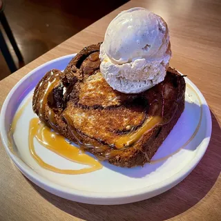 CHOCOLATE BABKA A LA MODE