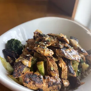 Organic Stir Grill Bowl w seitan chkn, brown rice; no mushrooms. Vegan. Delicious
