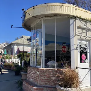 the outside of a restaurant