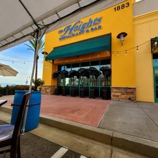 the outside of a restaurant