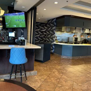 Bar + open kitchen