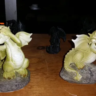 two figurines of a dragon