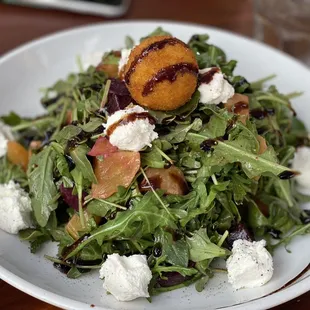 Arugula sslad with goat cheese