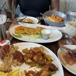Salmon cakes, fried green tomatoes, shrimp & grits
