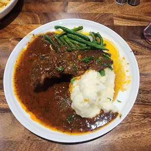 Short ribs, Mashed potatoes and green beans