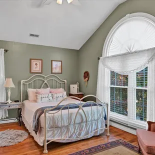 Maple - upstairs room with vaulted ceiling
