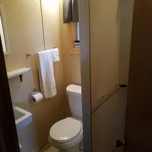 Cabin 4 bathroom
