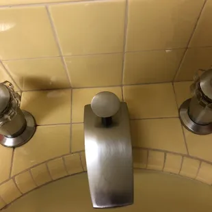 The bathroom faucet handles have the AM for Antonio Morelli.