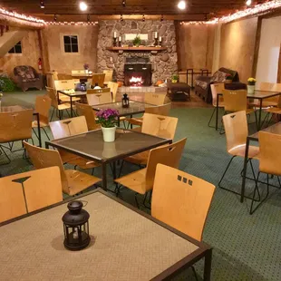 Pinecrest Lodge has dinning for up to 50 guests. Perfect for rehearsal dinners or more intimate receptions and parties