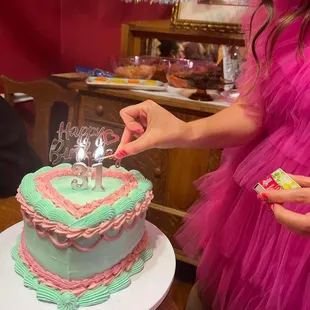 Vintage-style heart cake