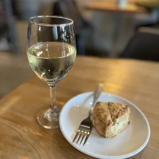 Sauvignon blanc and scone