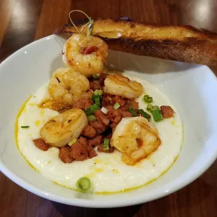 White Cheddar, grits, shrimp, bacon chili oil, onions, chives, poached egg