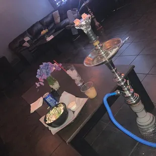 Safari melon dew guava mint with a grilled chicken salad  hummus is delicious here to! Guy with the spikey hair does a great job