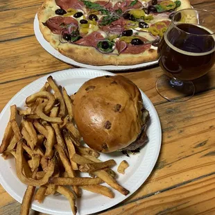 Bianca Pizza, Bacon Cheeseburger, Medusa beer.