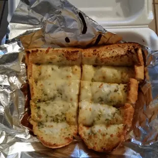 Small garlic bread with cheese.