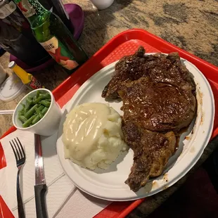 Steak with mashed potatoes and green beans