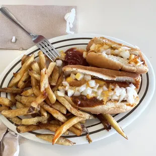 Chili-cheese with onions, small fry and cherry "pop".