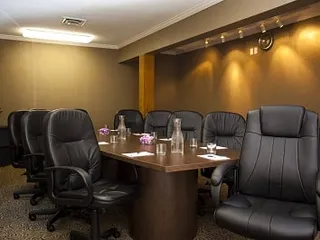 Cloverleaf Suites - Overland Park