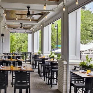 As our hotel's acclaimed restaurant, ninetwentyfive delivers a casually sophisticated experience by applying a local lens to coastal trends.