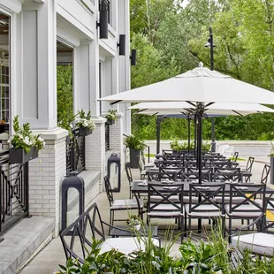 As our hotel's acclaimed restaurant, ninetwentyfive delivers a casually sophisticated experience by applying a local lens to coastal trends.