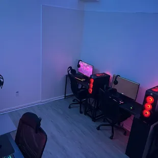 Private/Team Room that has 5 computer setups.