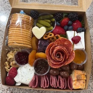 Mini Mingle Box (serves 2-3)