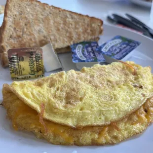Cheese omelette with toast