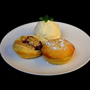 Dessert pies with ice cream