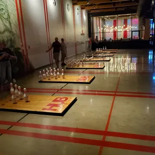 Well maintained and clean lanes. No food or drinks are allowed inside while Fowling.  9/10/2021