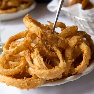 a plate of onion rings