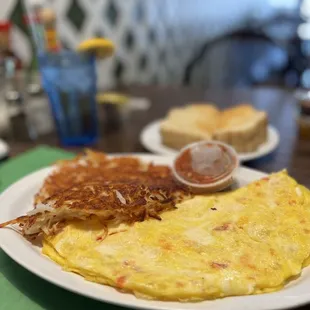 Spanish Omelette w crispy hash browns, side of salsa and sourdoughs toast